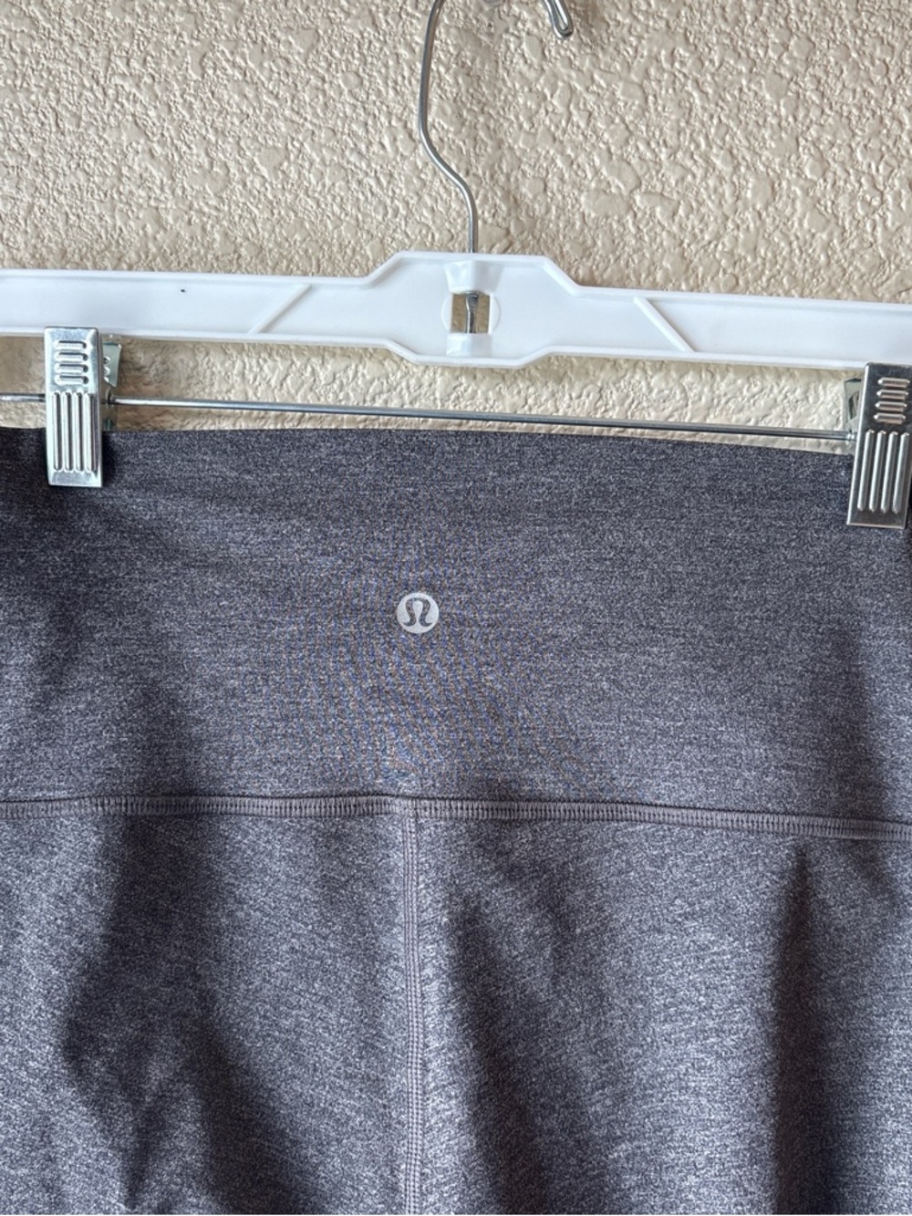 LuLululemon Wunder Under Hi-Rise 1/2 Tight *Luxtreme 17"
Heathered Black Size 6